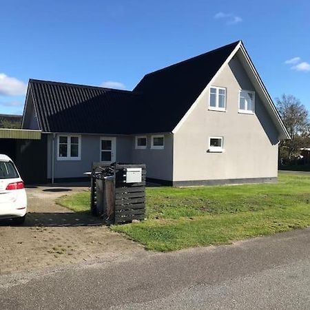 Hyggeligt Byhus Taet Ved Skov Og Togstation Ålbæk Buitenkant foto
